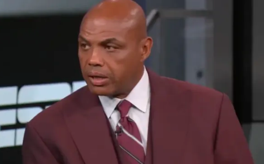 查尔斯-巴克利在一档节目中谈到了杰登-麦克丹尼尔斯对丹佛掘金全员防守不力的指责：