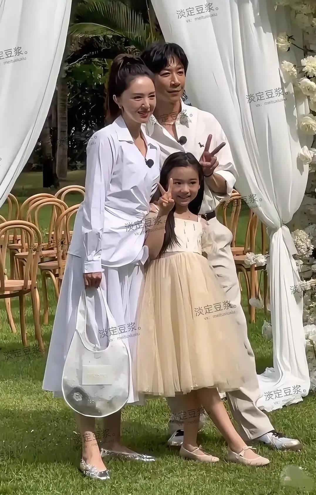 看董璇张维伊一家三口幸福得不要不要的，好令人羡慕啊！尤其看她女儿小酒窝笑的好甜，