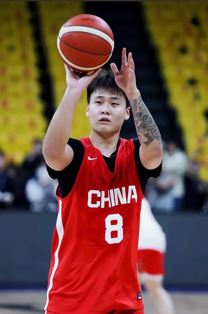 谁是中国男篮现役中的第一后卫？长期以来，中国男篮第一后卫的归属争议不断。被