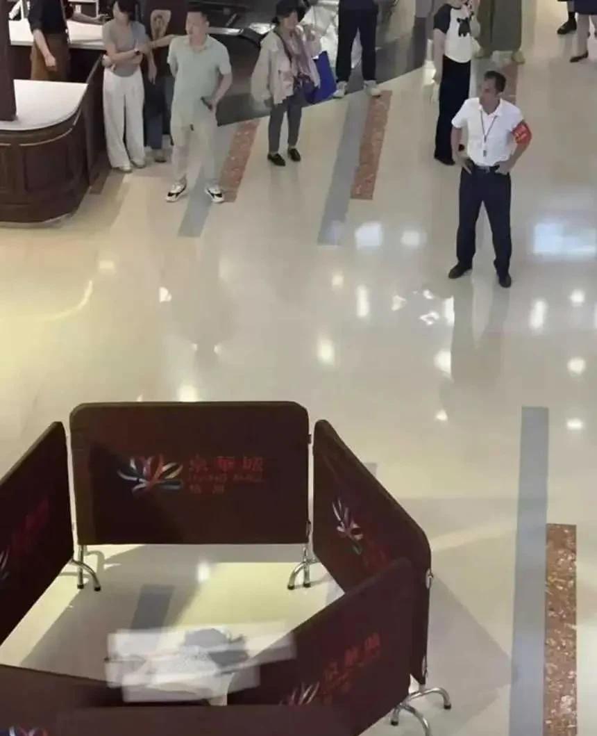 奶茶也分三六九等？26岁女孩4楼跳下香消玉殒！“怒火上头3分钟，摇头悔恨一辈子”