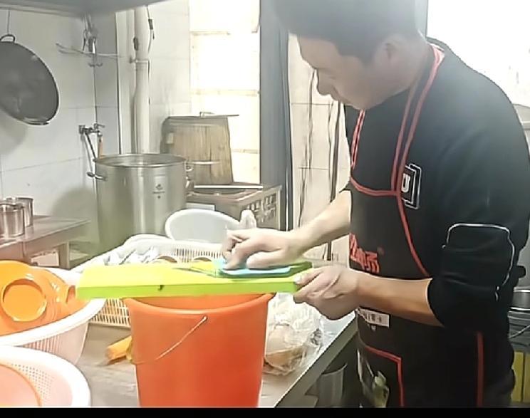 一位男子把自己的房子卖了40万，想着开个饭店重启人生但是又想着先出去玩一圈，回