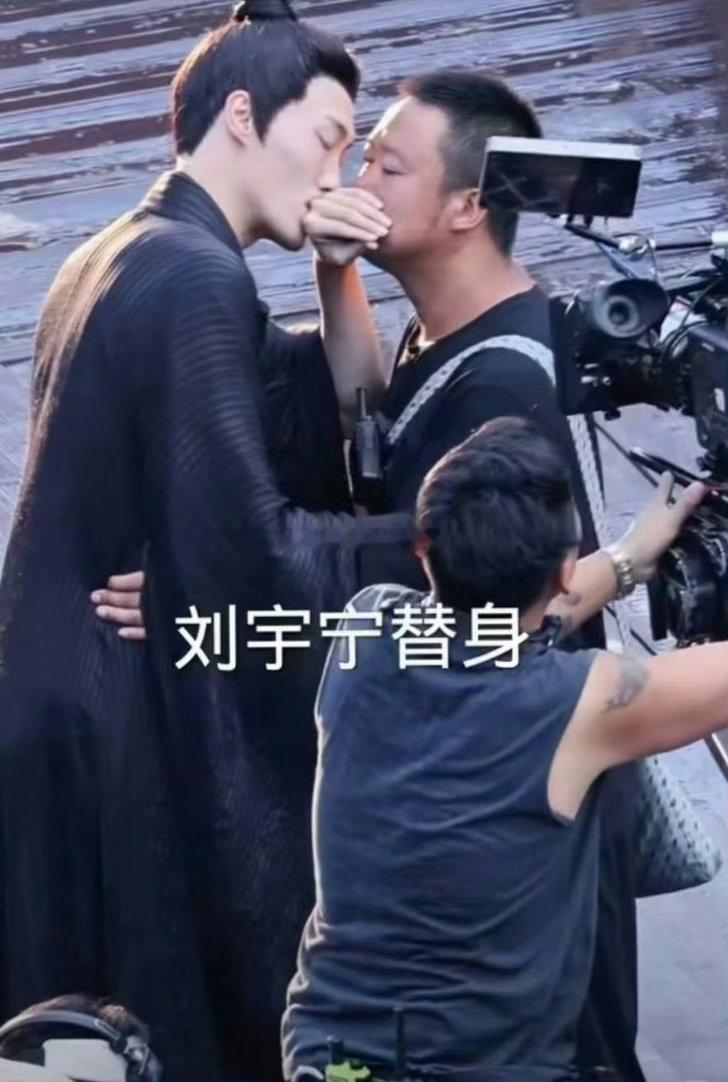 替身也是不容易，吻戏都是这么拍的。