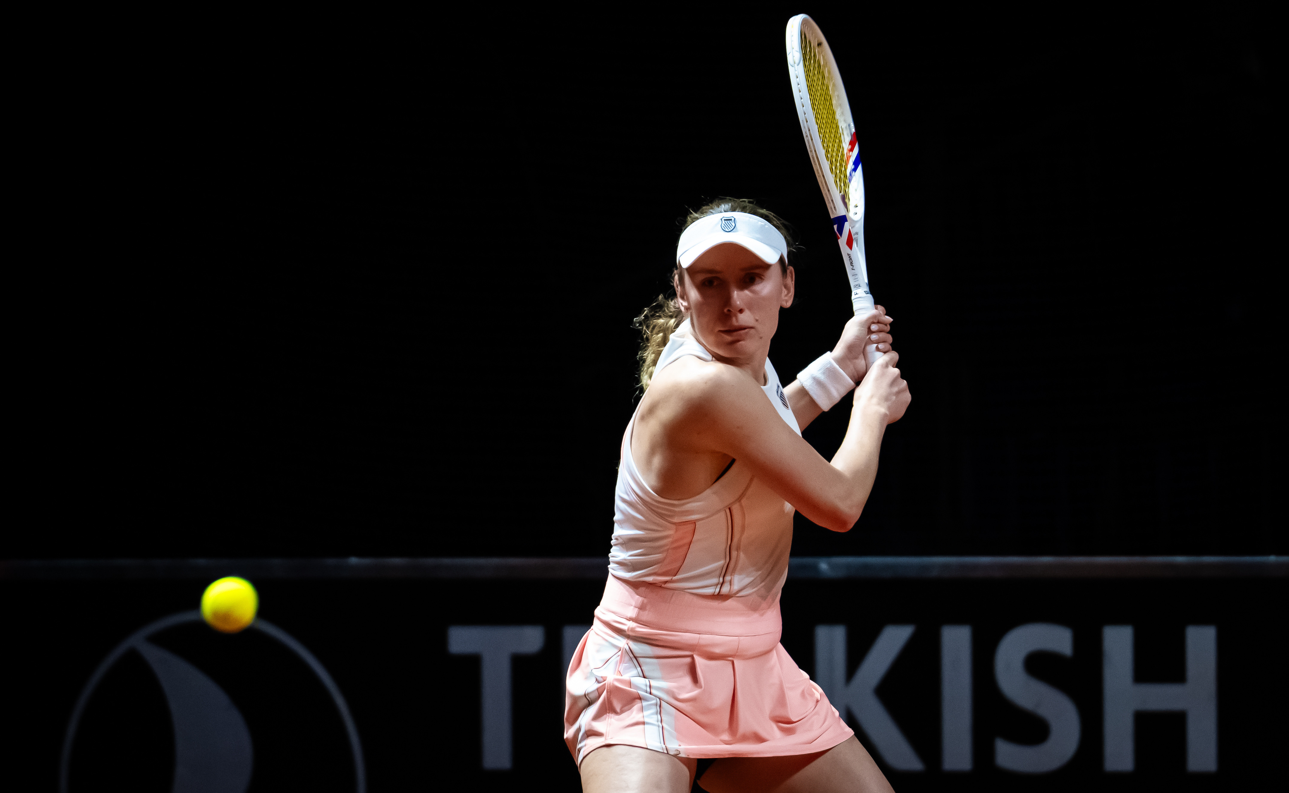 WTA500斯图加特站首轮，8号种子亚历山德洛娃以6-26-2横扫资格赛选手努