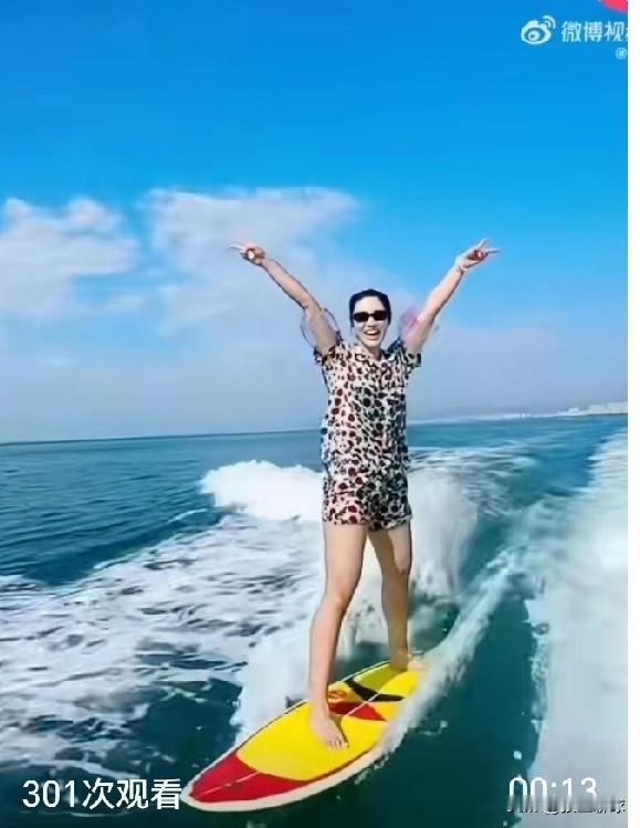 王梦洁抓紧联赛开打之前的空闲时间冲浪，有球迷问下巴缝了十三针，怎么这么快就好了，