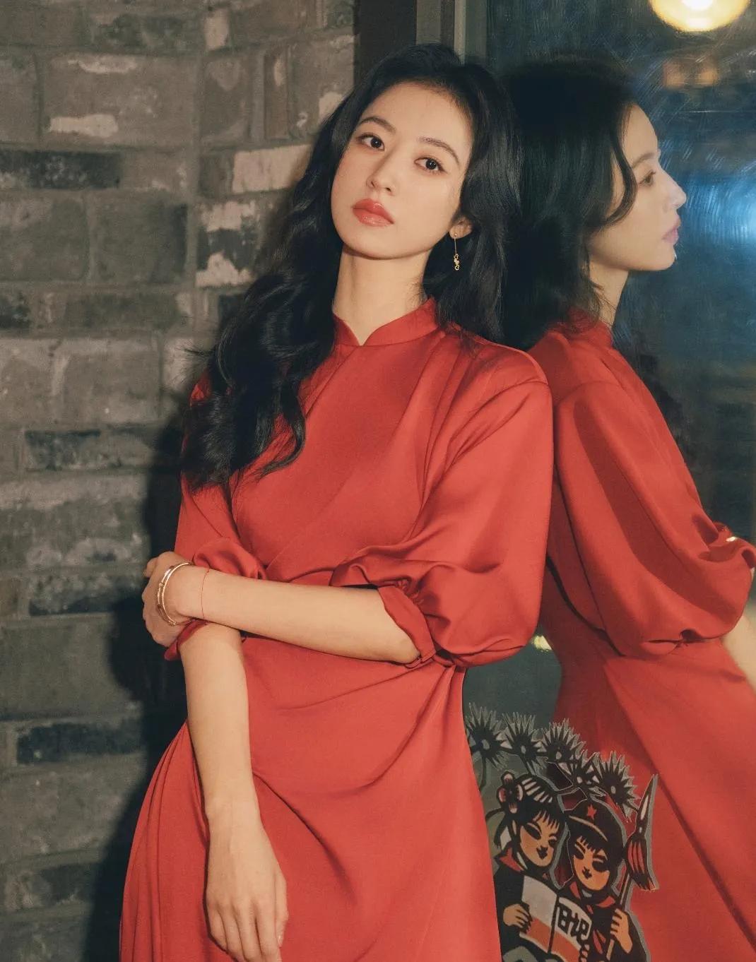 周雨彤这组红裙照，把新中式的美焊在身上了🔥周雨彤这身红色新中式裙装真的太