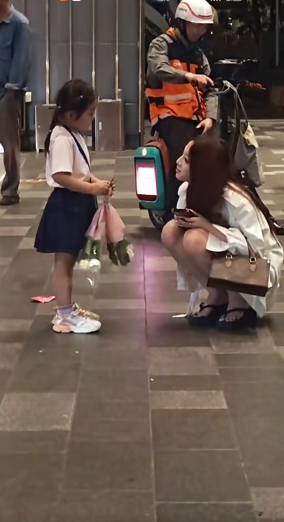 可以接受成年人受苦，接受不了娃娃受苦