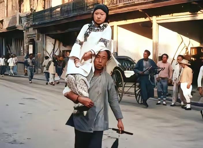 清朝时期的一个青楼女子，被一个大茶壶扛着走在大街上。这个女子长得一脸稚嫩，看