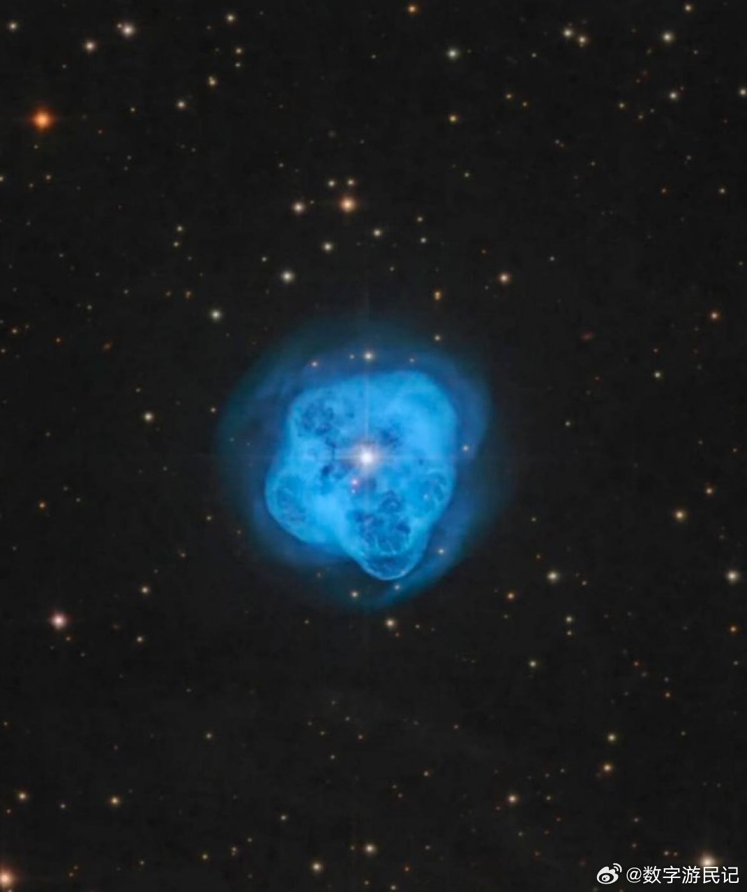 遇见NGC1514——水晶球星云。它隐藏在金牛座中，距离我们约1500光年。这