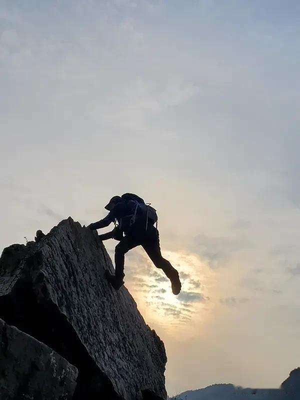 低谷时哪一句话支持你走下来低谷时，“认定一条路的时候，就不要左顾右盼，而要全力