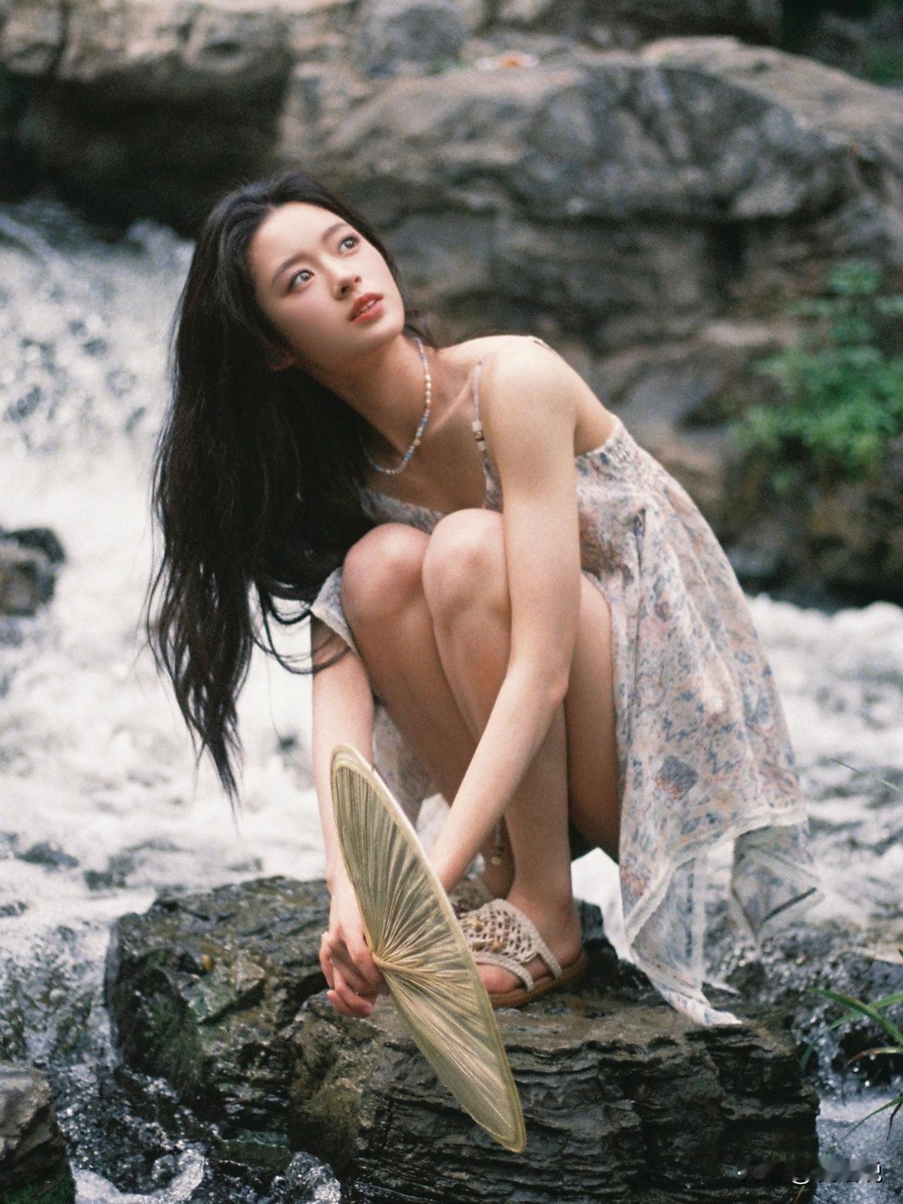 黄杨钿甜，在溪边，仿佛与自然融为一体了。