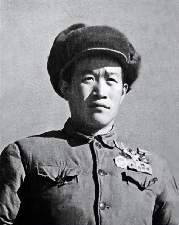 1964年，伟人得知奇袭白虎团的英雄排长从朝鲜战场归来已11年，却依然只是副连长