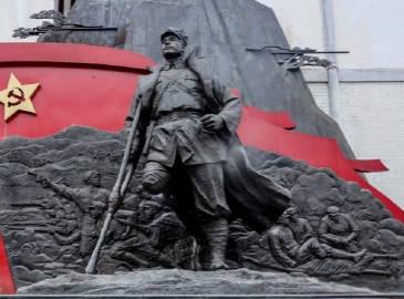 1935年2月，红军攻打娄山关。任团政委的钟赤兵右腿中弹9发，多次昏迷，经过紧急