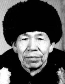 你知道一个人要立多少军功，才能让大家记住他的名字吗？四川凉山有一位名叫肖万世的