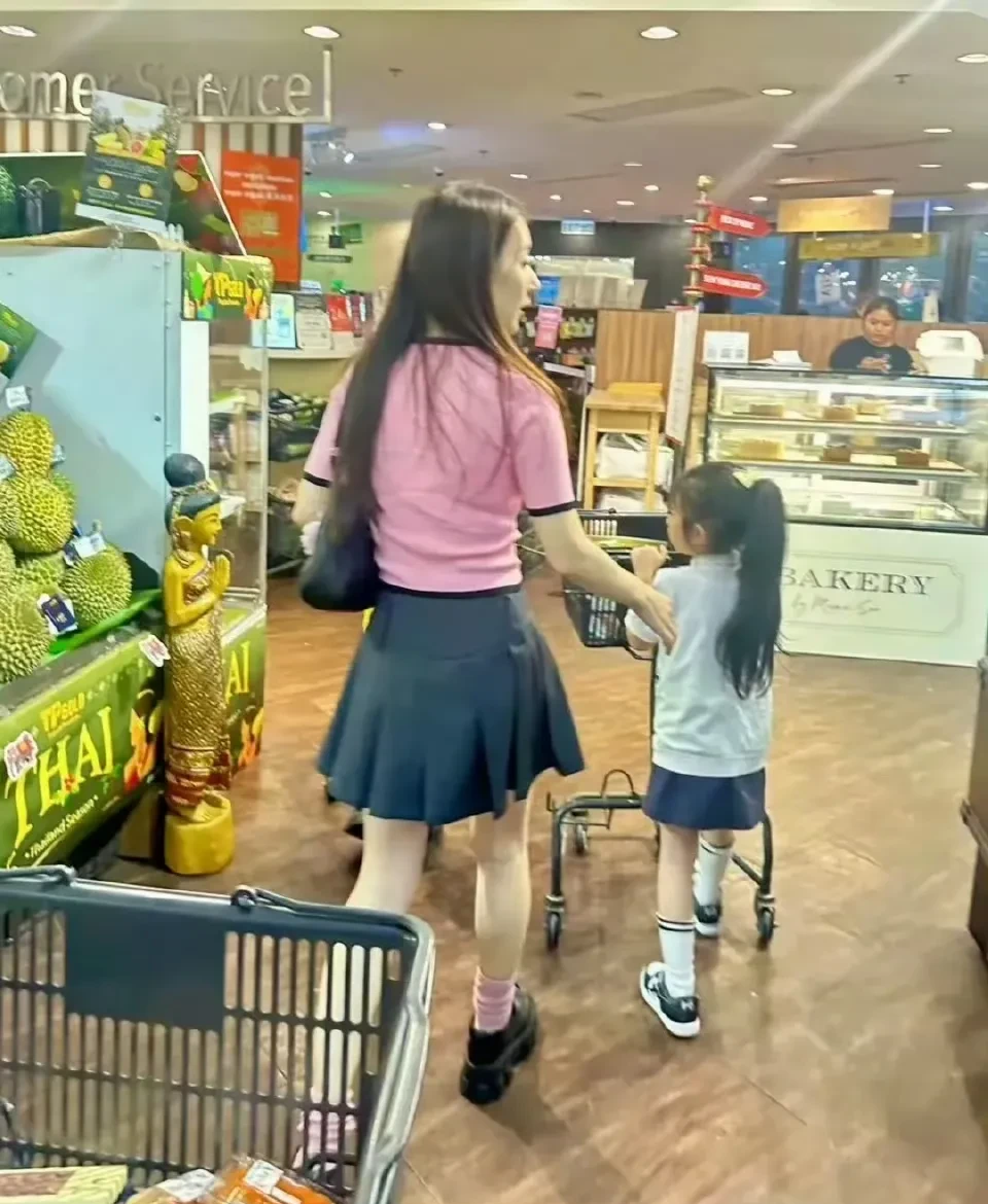 方媛接女儿放学后逛超市被偶遇，都生了两个孩子了身材还这么好。