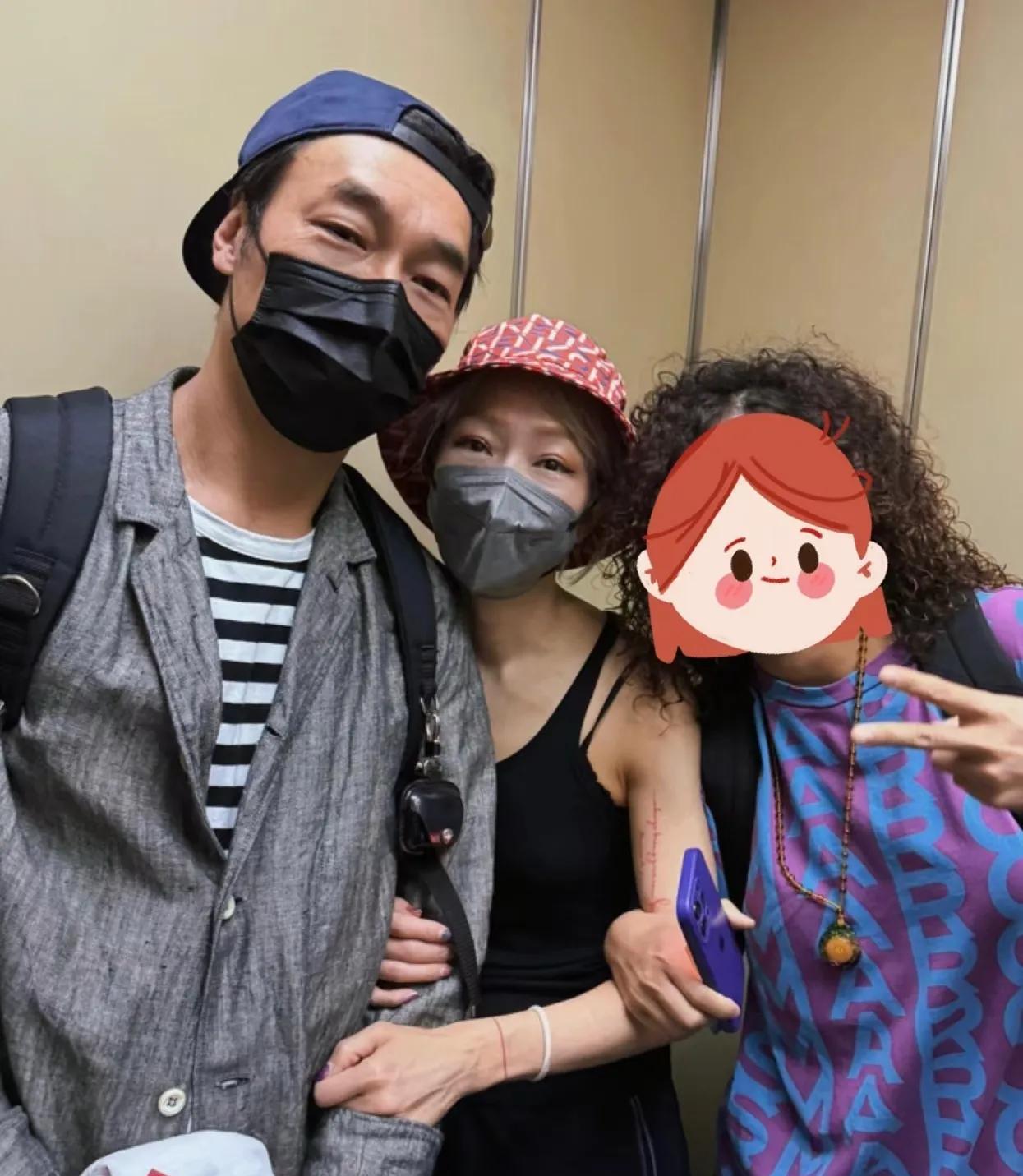 郑秀文和许志安甜蜜出街再次被偶遇，很多网友好奇，明明男方曾经出过轨，而女方又一直