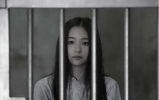1991年，上海一个21岁的女孩被判枪决死刑，在临行前，她跪在地上恳求管教人员：