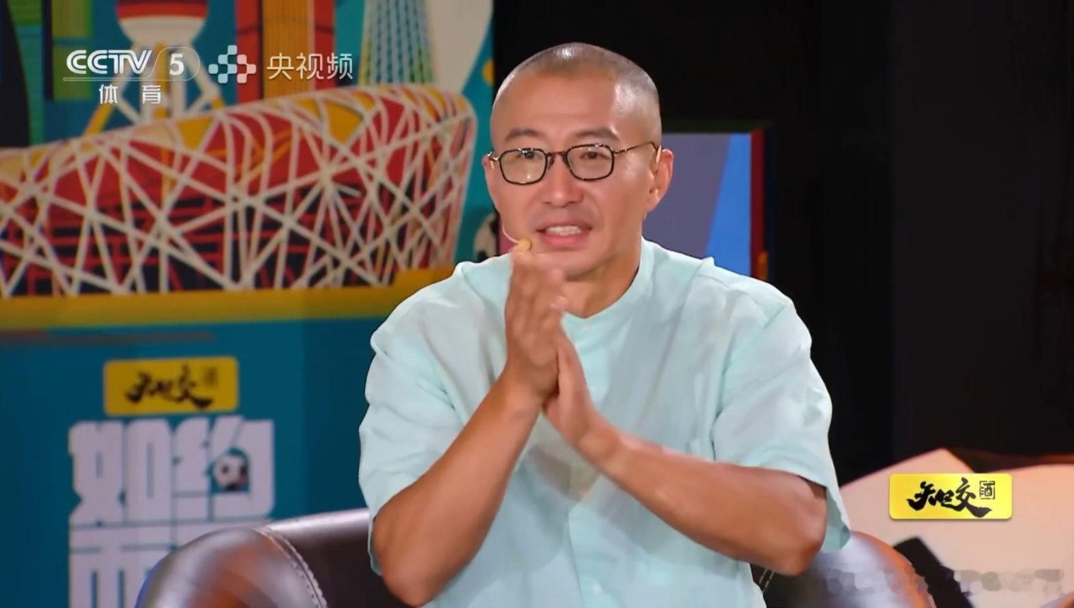 西班牙球迷聊主队大秀流利中文他说“以前的西班牙队控球强但缺乏层次”，这个“层次