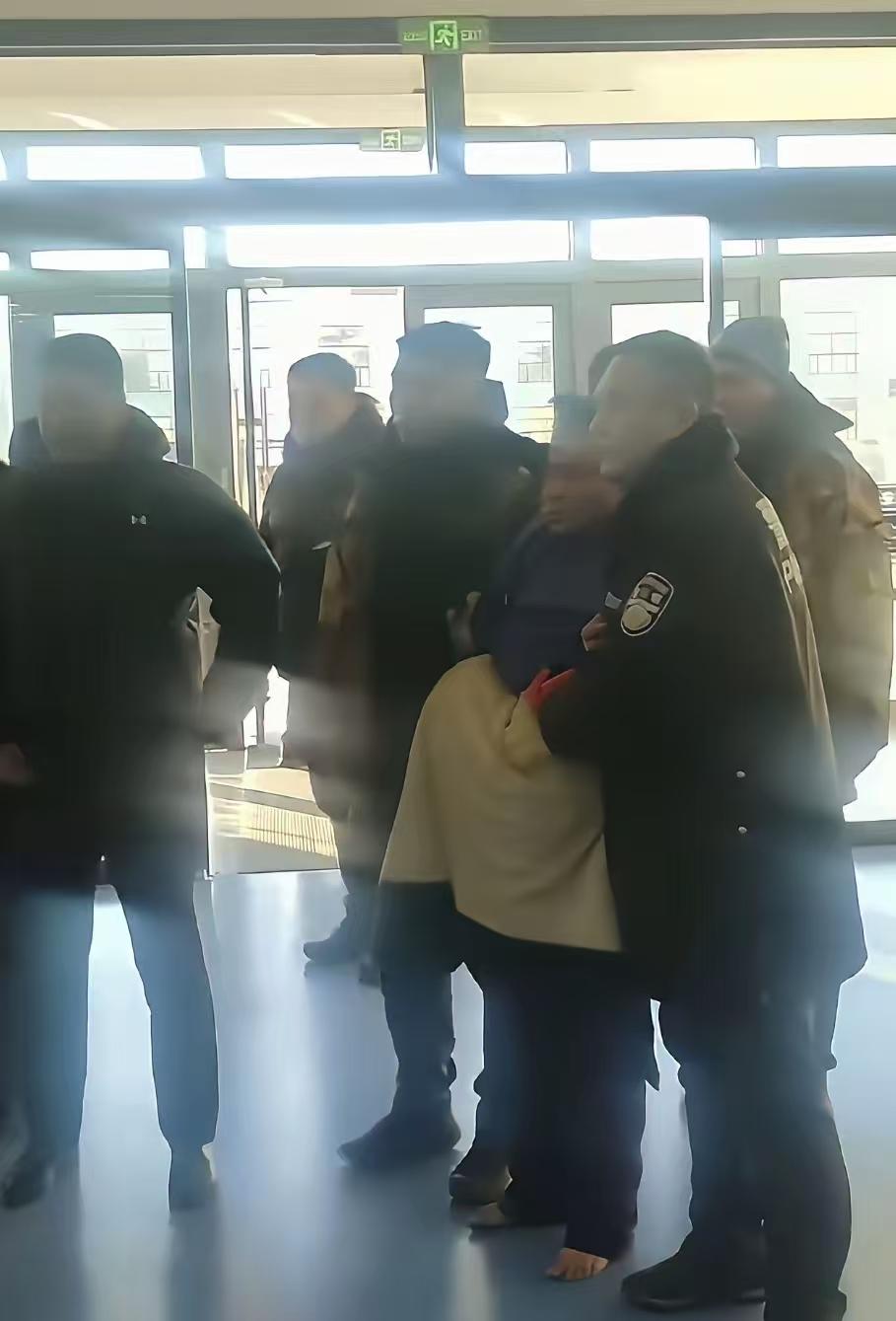 竟然有人圣母心泛滥，要求给杀人犯穿上鞋？出狱的那么多，都去杀人放火了？还不是自己