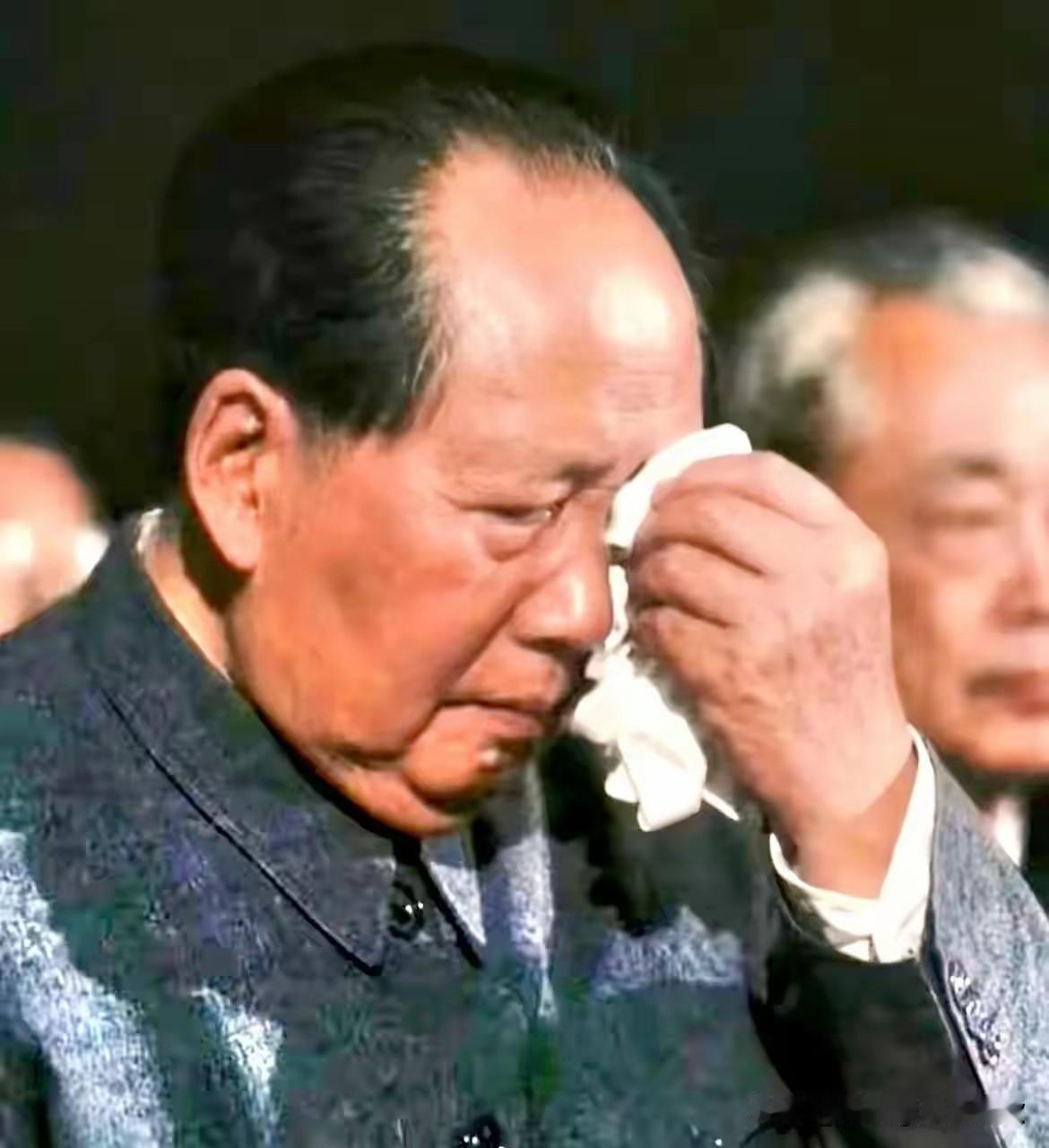 毛主席到底怕什么？毛主席一生什么也没有怕过，到了晚年时却怕了起来！纵观波澜