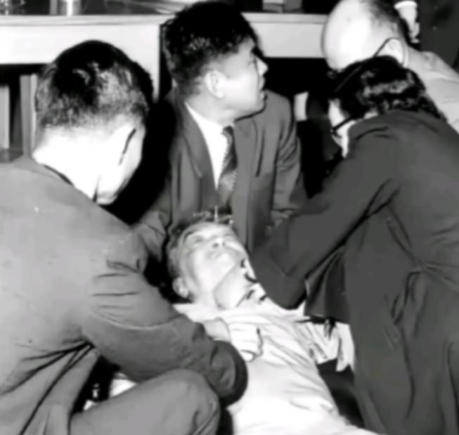 1962年，一代文豪胡适竟被人用一句话给“活活气死”！当时胡适正在一场酒会中致辞