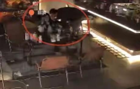 太可怕了！河南洛阳一个35岁的男人，深夜独自去酒馆喝酒，中途出门买了瓶饮料，一名