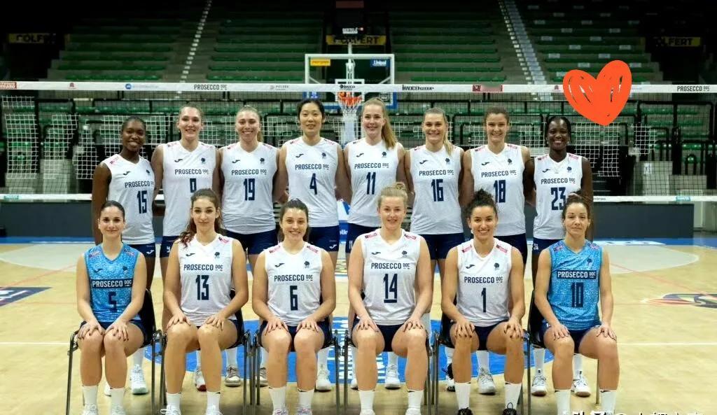 别再说什么“朱婷去欧洲是学习”了。今天凌晨的世俱杯半决赛，关键分。主攻没下