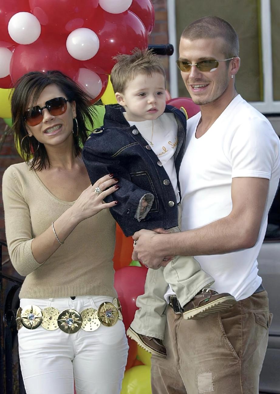 儿大不由爷。小贝夫妇白养了一个好大儿。不求那跪乳之恩，人家还隔空手撕亲生父母