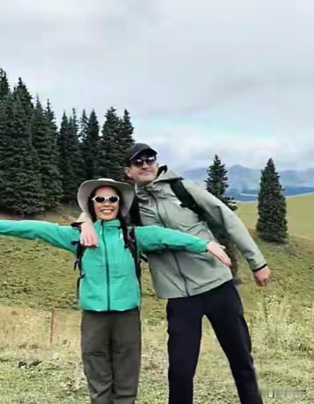 韦唯携儿子韦紫湦一同前往伊犁开启旅行，画面满是温馨惬意。置身于伊犁的秀美风光中，