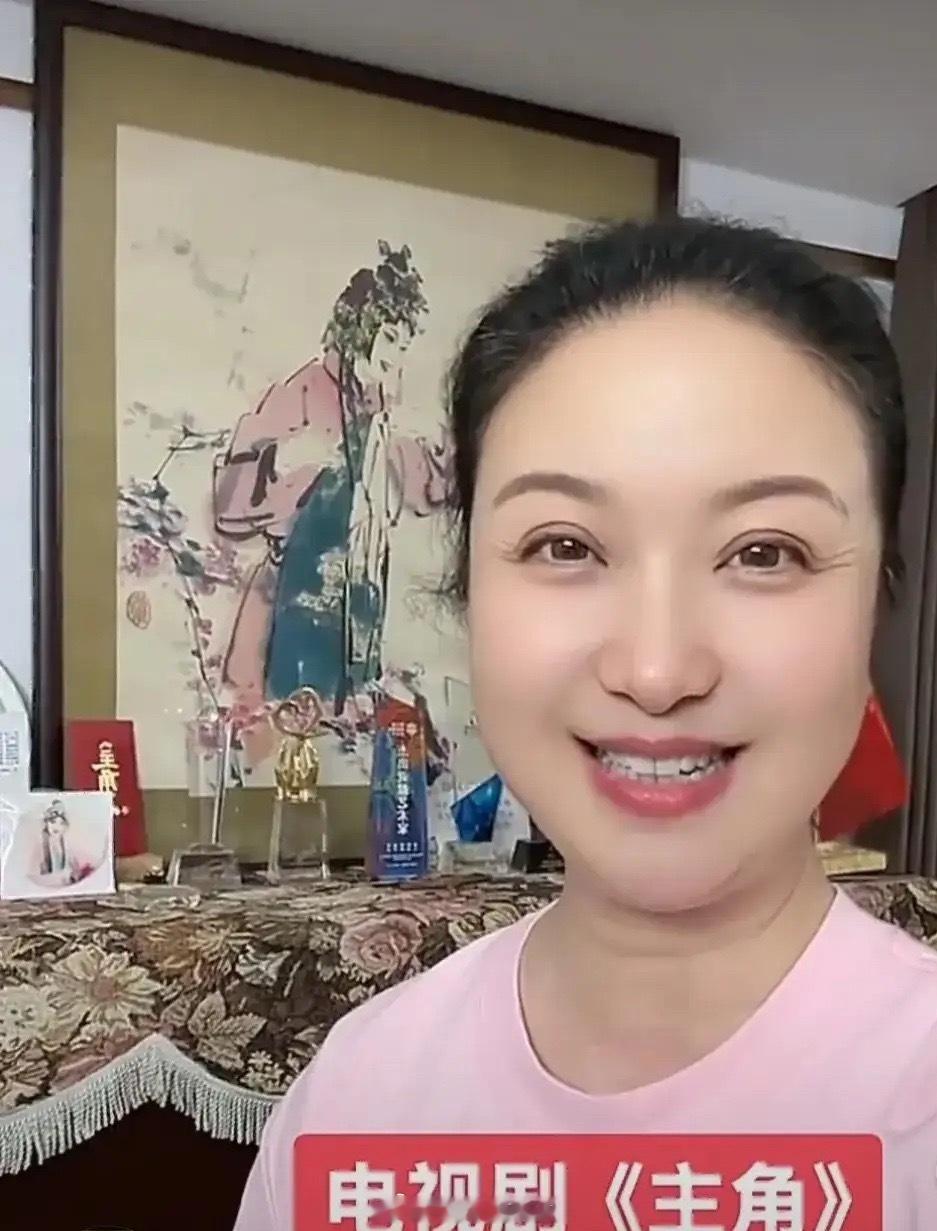 很多人不知道，其实《主角》里有好几个角色，都是专业戏曲演员。比如饰演龚丽丽的彭馨