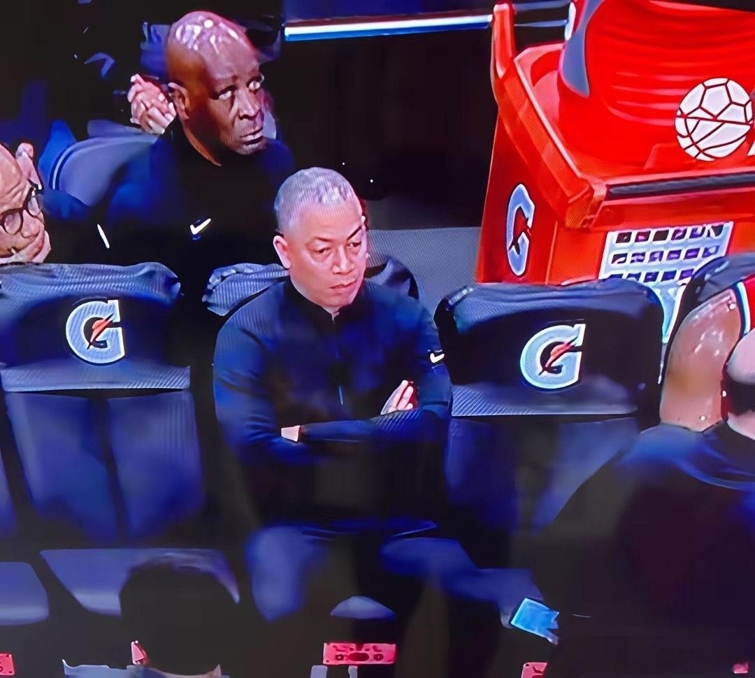 真想上去揍他一顿！最后一个暂停，要不是哈登叫，教练一点反应都没有，用腾讯解说的话