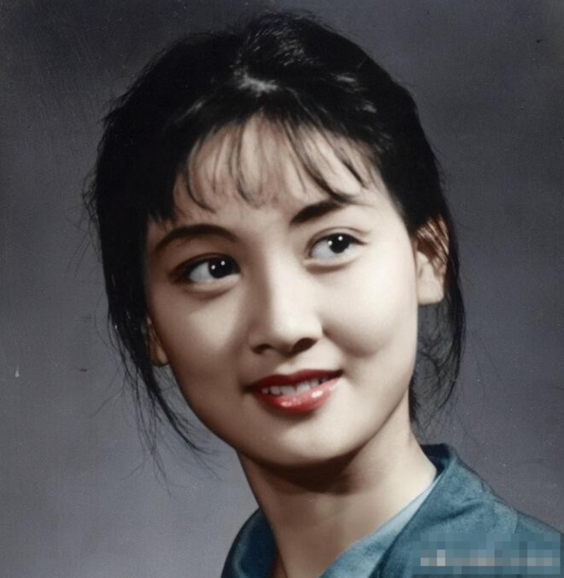 一秒就被照片中的女演员吸引了目光，感觉她很有魅力，不化妆不美颜，好有松弛感的美，