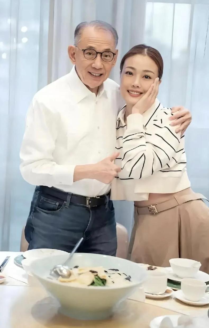 杨受成是一定很爱容祖儿的眼神骗不了人，他把容主儿当女儿宠这绝对是真爱，下意识