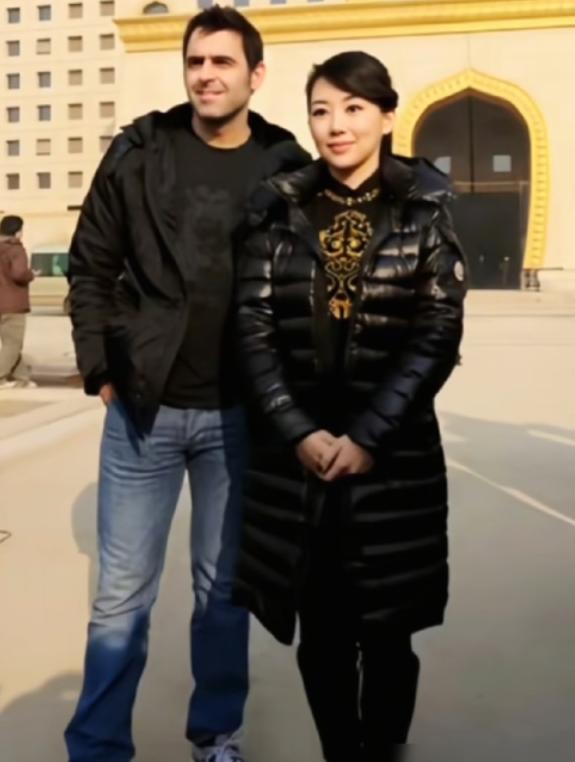 2013年底，身价千万英镑的斯诺克天才奥沙利文，跑到了山东兖州。接他的，是潘晓