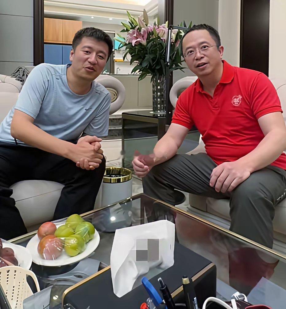 张雪峰生前与360创始人周鸿祎会谈时的一幕，茶几堆满水果、文具​​​
