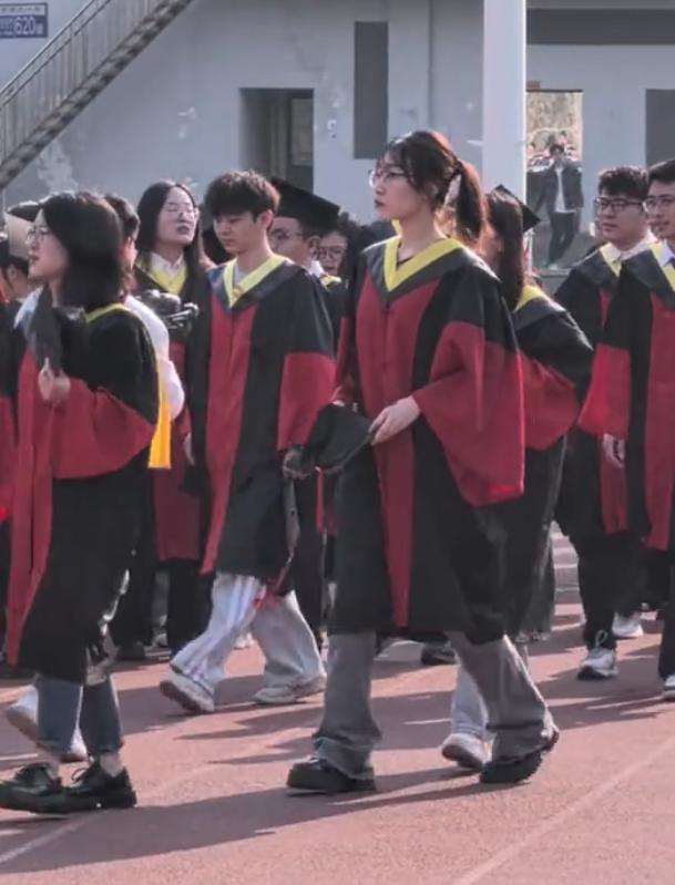 3个女儿都是博士，却忙到没空照顾生病的我，反而是初中辍学的干闺女最贴心！我这辈