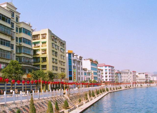 人口不足30万的国家_这座人口不足30万的城市,有了一支要踢英超的球队