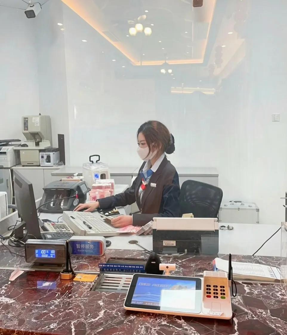 我哥嫂在银行上班，经常在家族群提醒群里亲戚，只要去银行不管存10万还是存5万