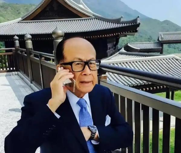 “长官，别动手，我是自己人”。巴铁的歼10抖动了一下翅膀，瑞士的谈判桌上，美国人