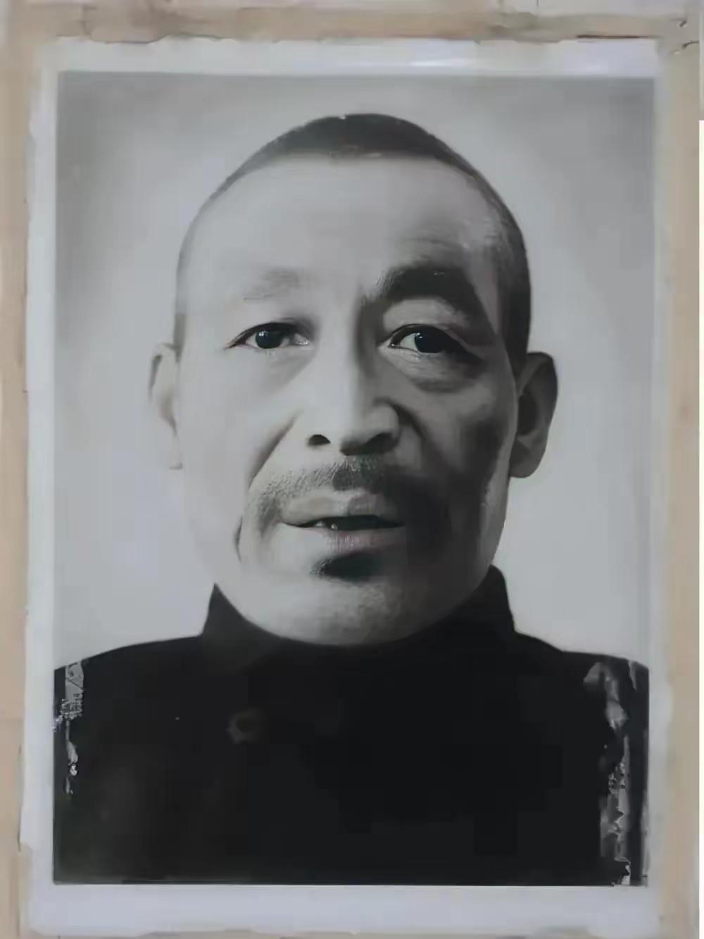 1949年，杀了3000多名红军的韩起功逃入祁连山，解放军搜寻多日无果，这时，一