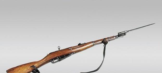 1953年，一位美国顶尖狙击手在一次射击中，击中了一名志愿军战士，使其摇摇晃晃地