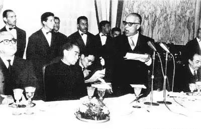 1963年底，周总理访问埃及，在总统举行的招待会上，一位当地情报高官趁周总理面前