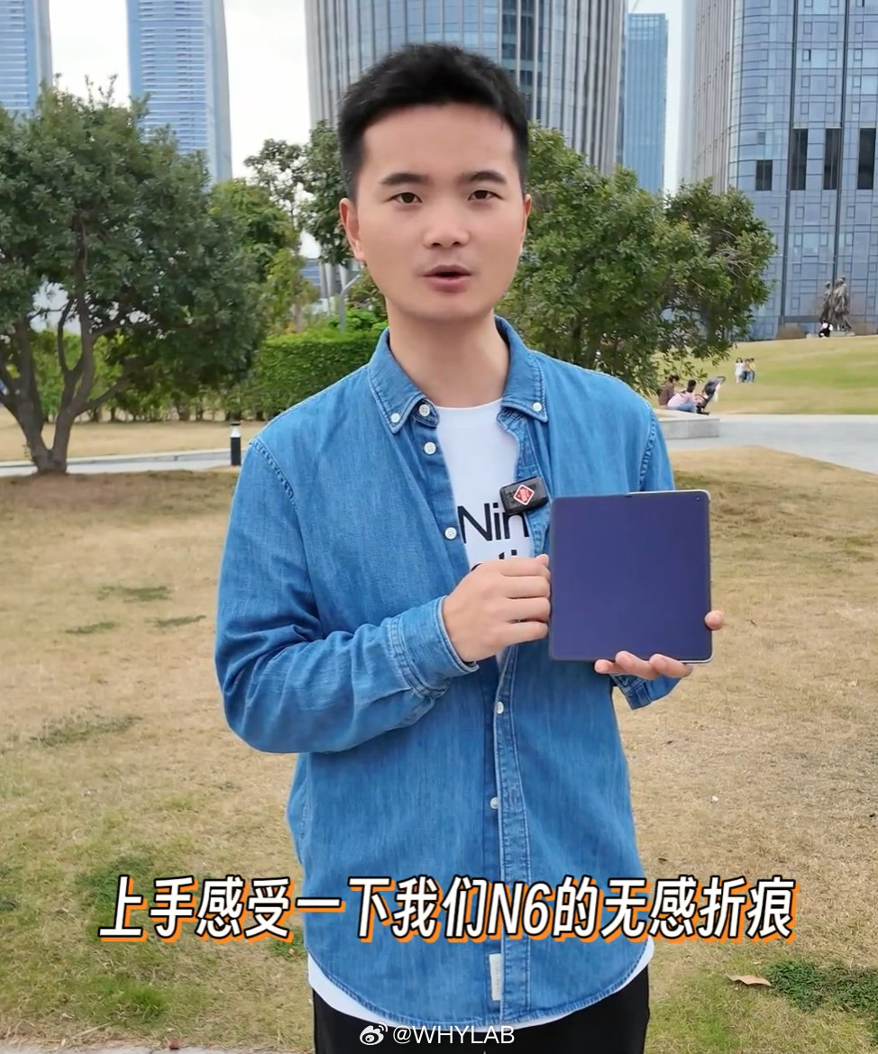 OPPOFindN6背面长这样（图一），还是居中大圆镜头，就是距离有点远，