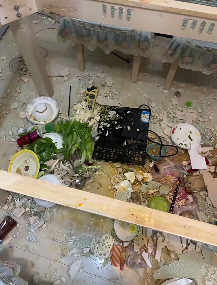 电磁炉不能放在普通玻璃桌面、铁质桌面上用​​​