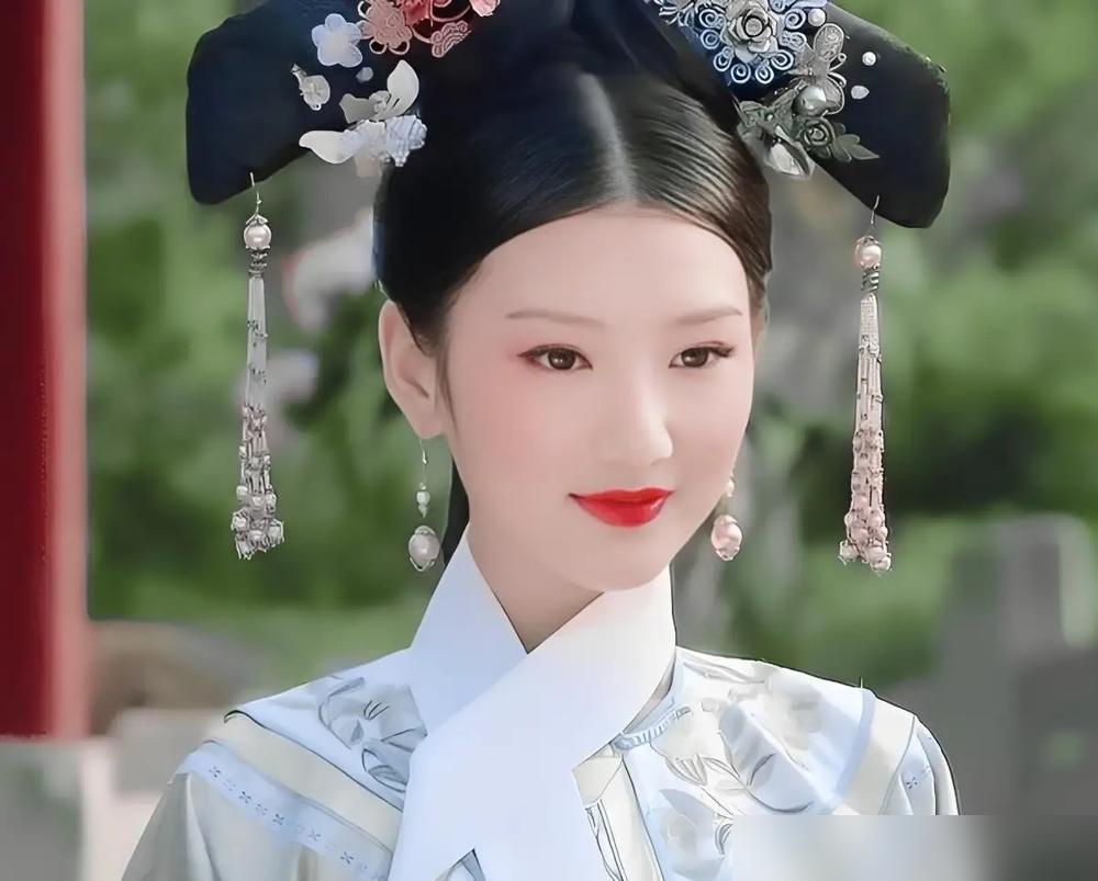 别再骂甄嬛冷血了，瑛贵人那事，她根本不是见死不救，是她亲手递的刀。你以为皇帝