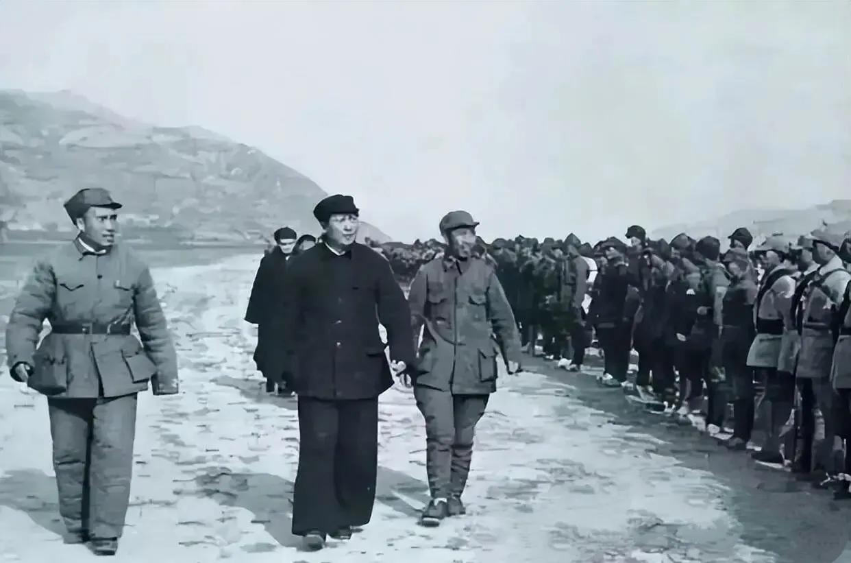 伟人毛主席说:“社会也是学校，一切要在工作中学习。学习的书也有两种，有字的讲义是