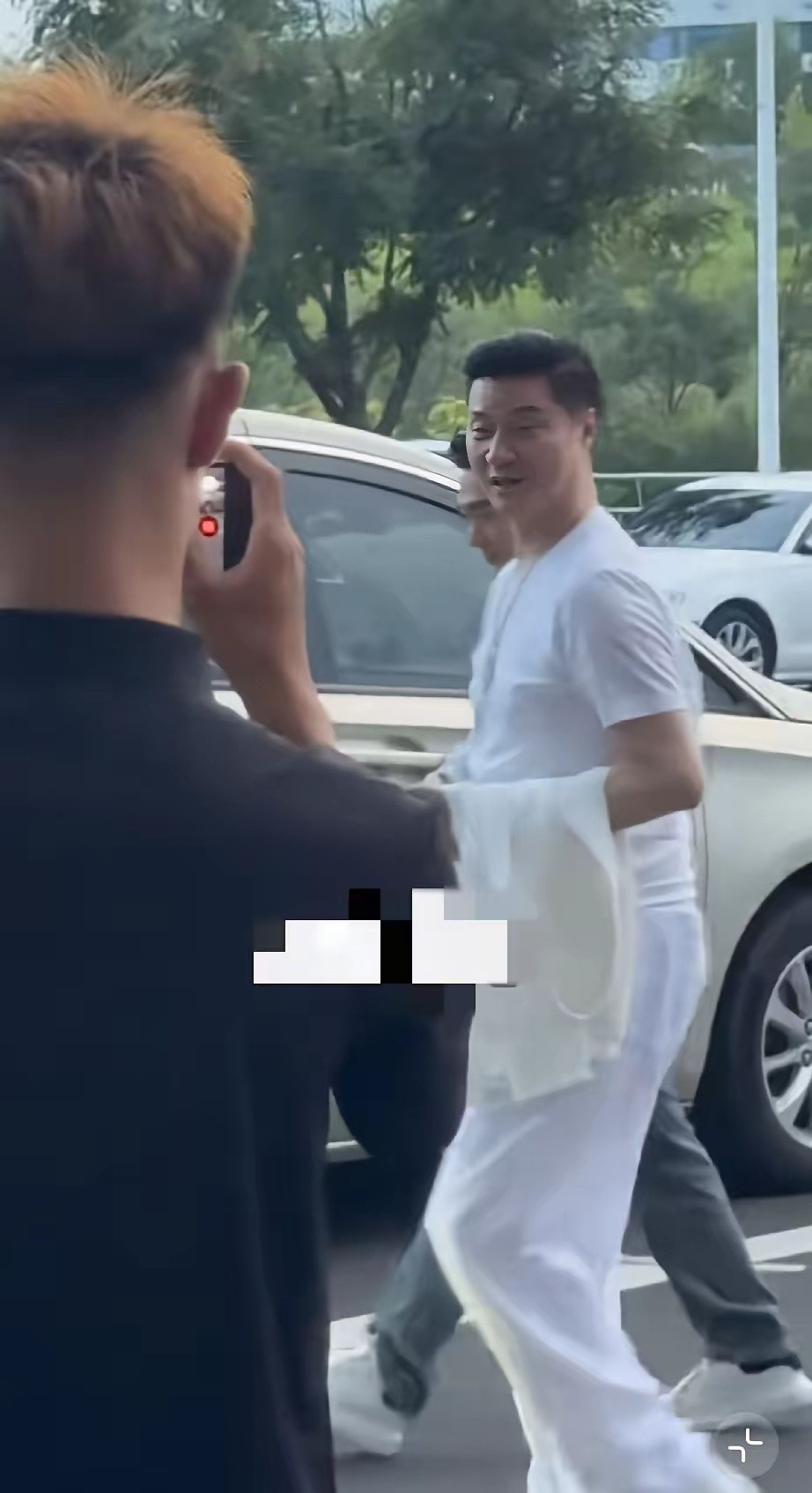 7月5日，范丞丞的爸爸范涛现身烟台，75岁的他穿了一身白色的衣服，头发乌黑走路大