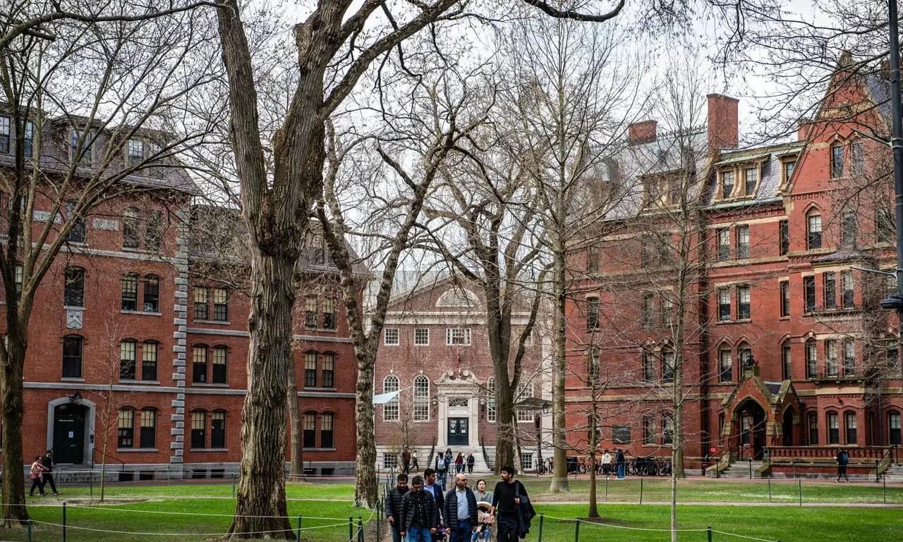 哈佛大学的学生和交流访问者项目（SEVP）认证被撤销！即日起，哈佛大学将无法再