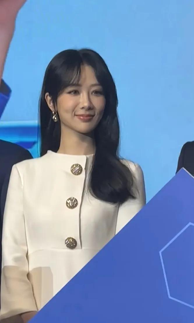 杨紫生图，这颜值如何？可以打几分？
