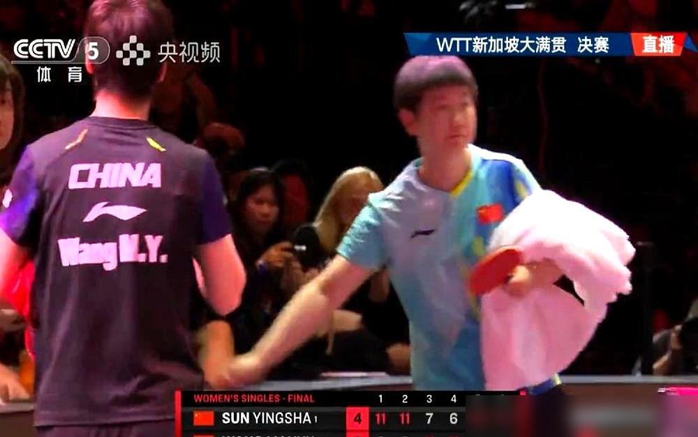 4比3决出亚洲杯冠军那一秒，孙颖莎扔下球拍走过去，死死抱住王曼昱，硬是没挤出一丝