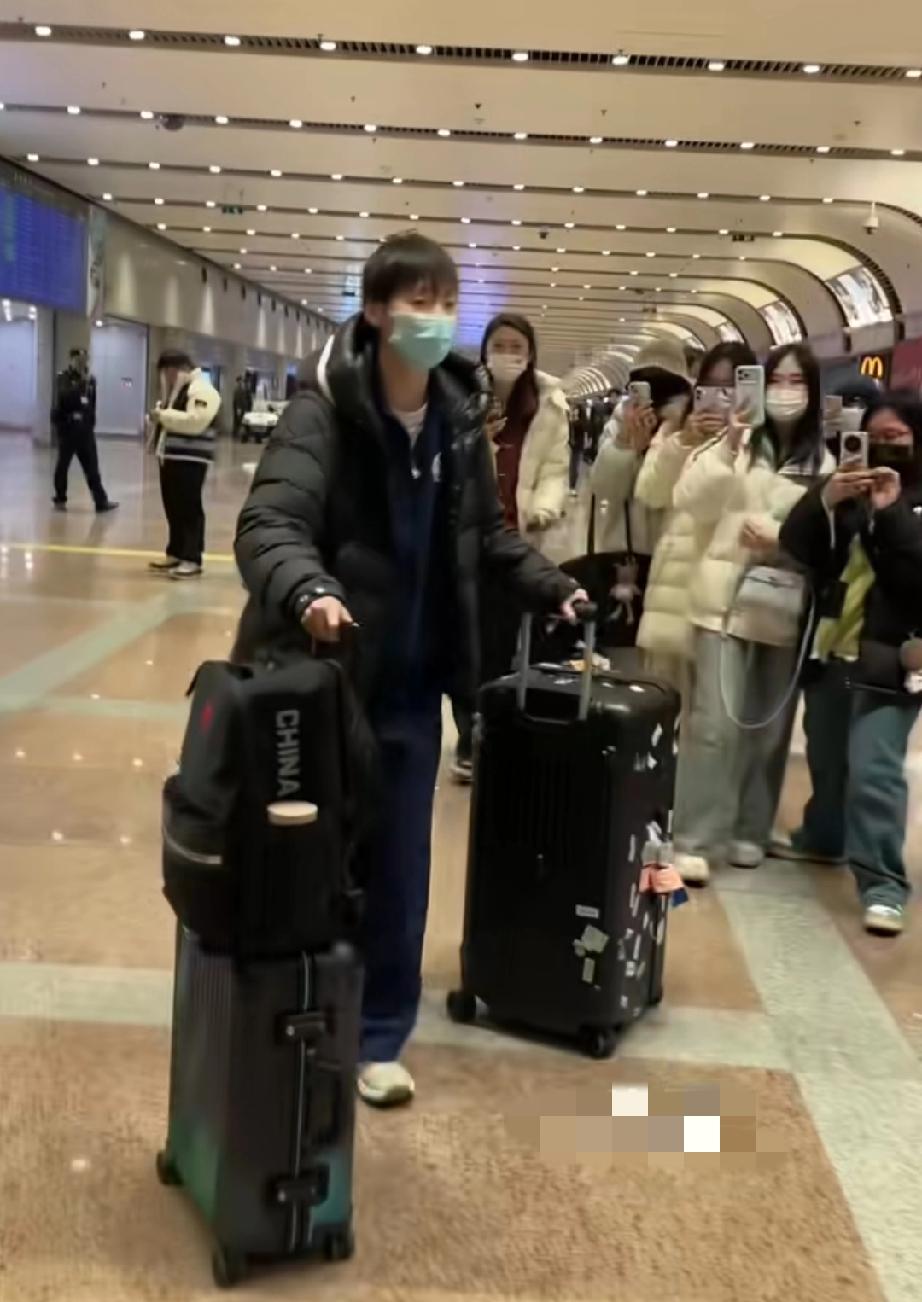 王曼昱的粉丝素质是真不错！虽然也跑机场，想要近距离看一下曼昱。但是都自觉得与王曼